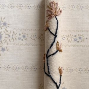 Hvid med blå blomst