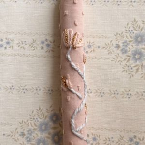 Rosa med lyseblå blomst