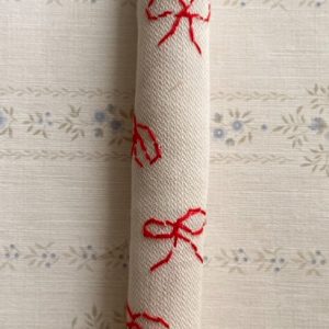 Hvid med røde sløjfer