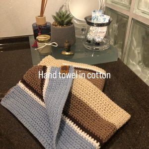 Lys blå, brun, creme, mørkblå og hvid