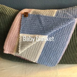 Lysrød, pastel blå, grå og hvid. 